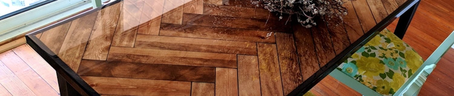 Ruotoa pöytään: Tähän pöytään tehdään perinteinen kalanruotokuvio, jollaisia on vanhojen arvoasuntojen lattioissa. Sauvat voi asentaa myös monilla muilla tavoilla. Ruotoa pöytään: Tähän pöytään tehdään perinteinen kalanruotokuvio, jollaisia on vanhojen arvoasuntojen lattioissa. Sauvat voi asentaa myös monilla muilla tavoilla.